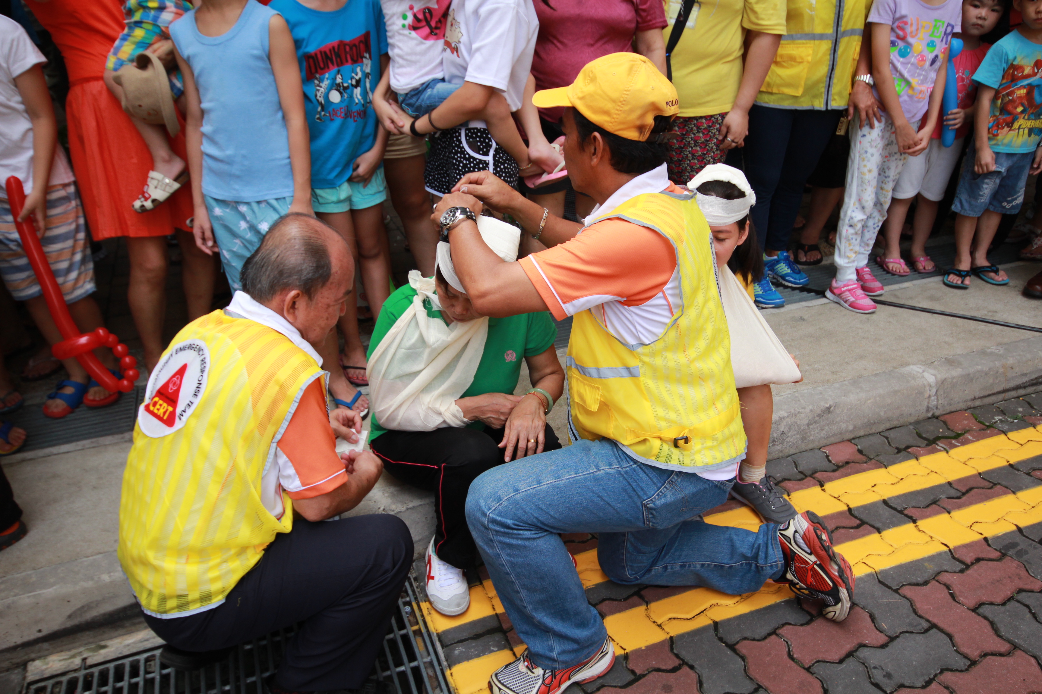 volunteers rendering first aid